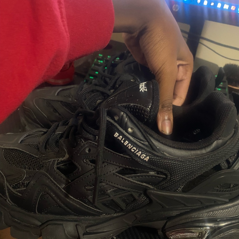 Size 11 men
No box
Extra laces included
Dust bag included 
Price debatable